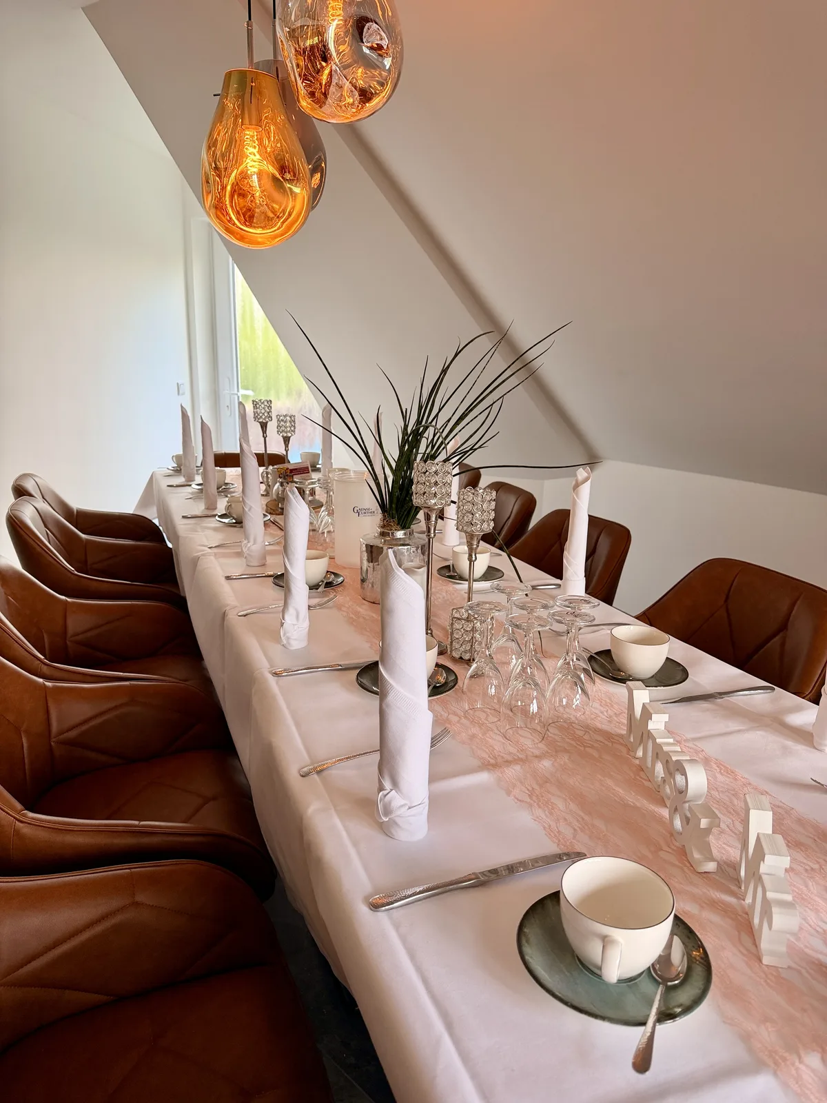 Festlich gedeckte Tafel mit Kupferleuchten